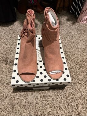 NWOT By Dolce Mojo Moxy Dark Blush Peep Toe Booties | Floral Detail | Size 9.5M